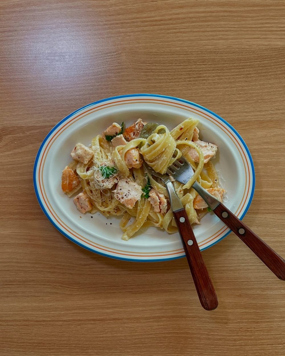 반으로 나눠도 무려 650kcal #연어페투치네 월요일이니 이 정도 칼로리는 채워줘야 한다.