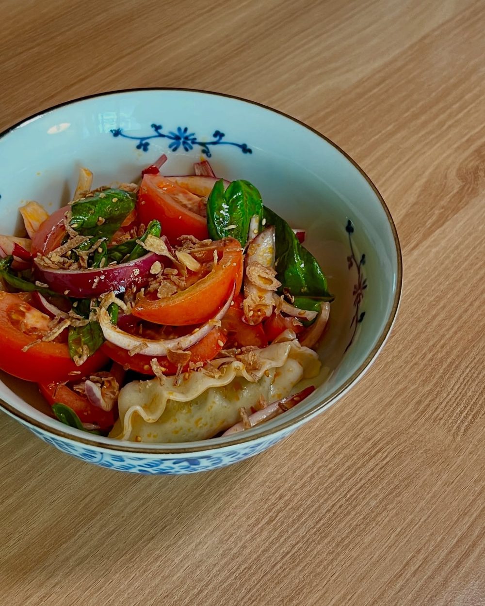 칠리 비네그레트로 매콤하게 만두 토마토 샐러드