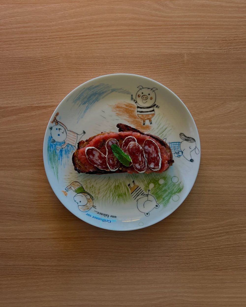 살라미를 얹은 판 콘 토마테, Pan con tomate con salami