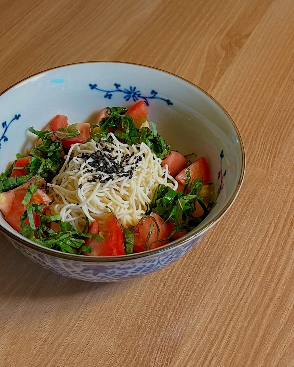토마토 깻잎 비빔면