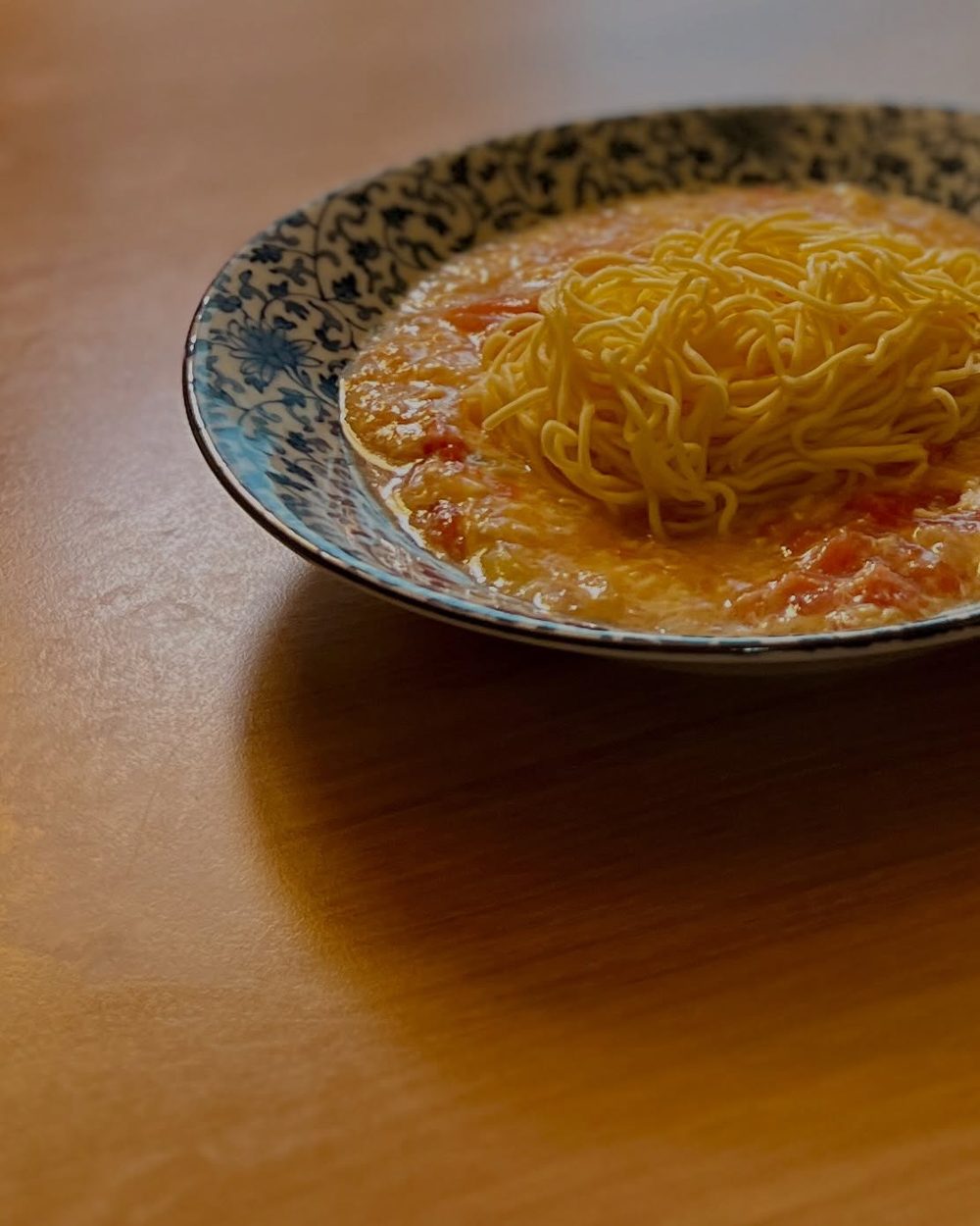 에그누들을 곁들인 걸쭉한 토마토 계란탕