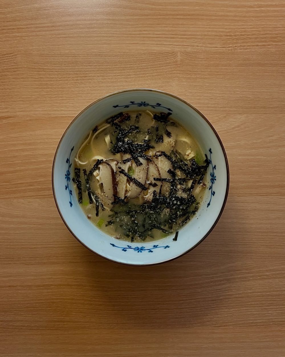 가볍지만 진한 국물 #들깨칼국수 사진에서 빛을 줄였더니 우울한 들깨칼국수가 됐다. 2