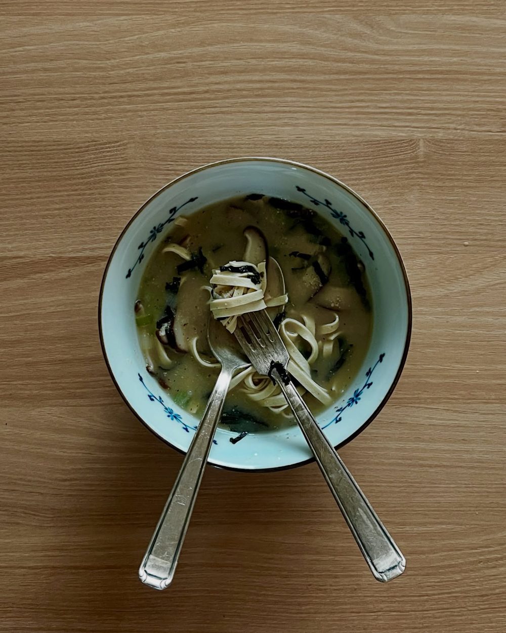 가볍지만 진한 국물 #들깨칼국수 사진에서 빛을 줄였더니 우울한 들깨칼국수가 됐다. 3