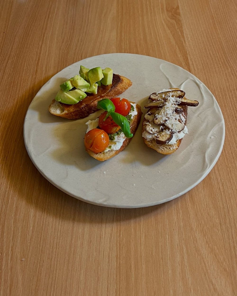 아보카도, 토마토, 버섯 세 가지 종류의 크로스티니 Crostini
