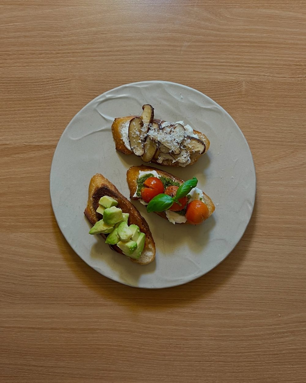 아보카도, 토마토, 버섯 세 가지 종류의 크로스티니 Crostini 2