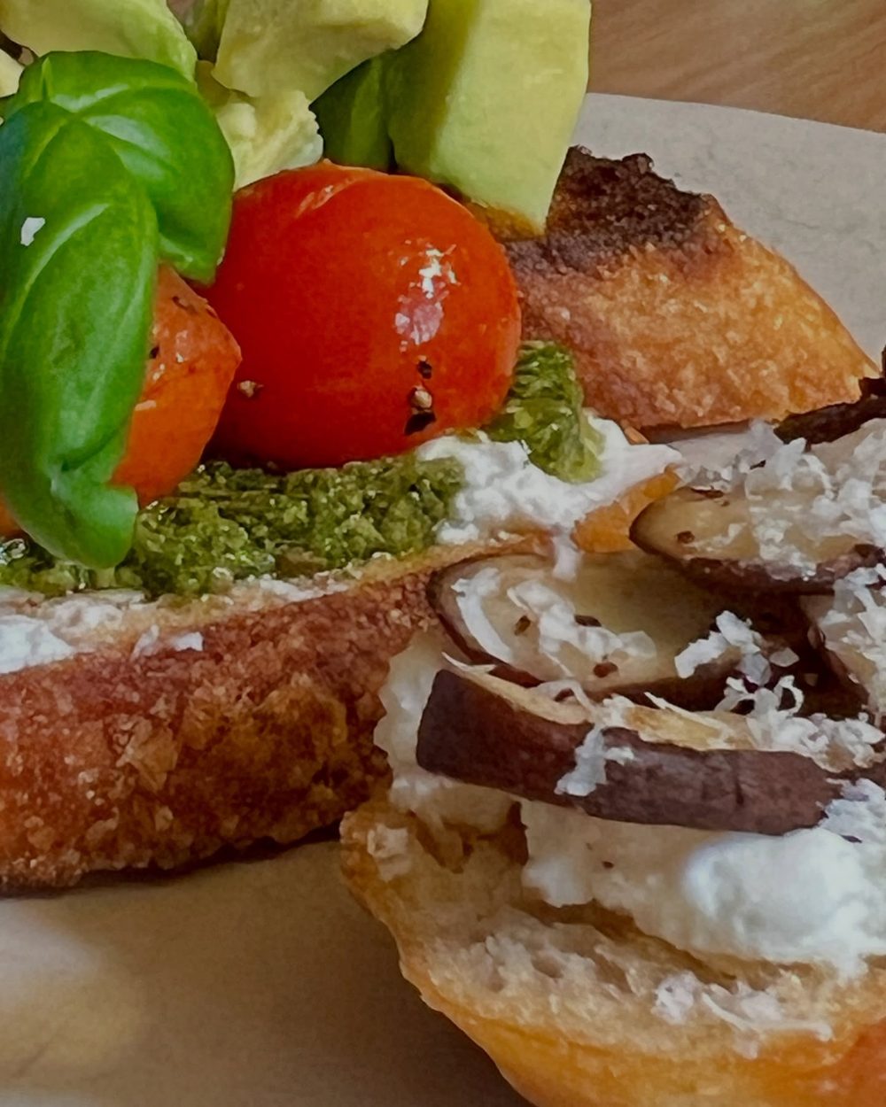 아보카도, 토마토, 버섯 세 가지 종류의 크로스티니 Crostini 3