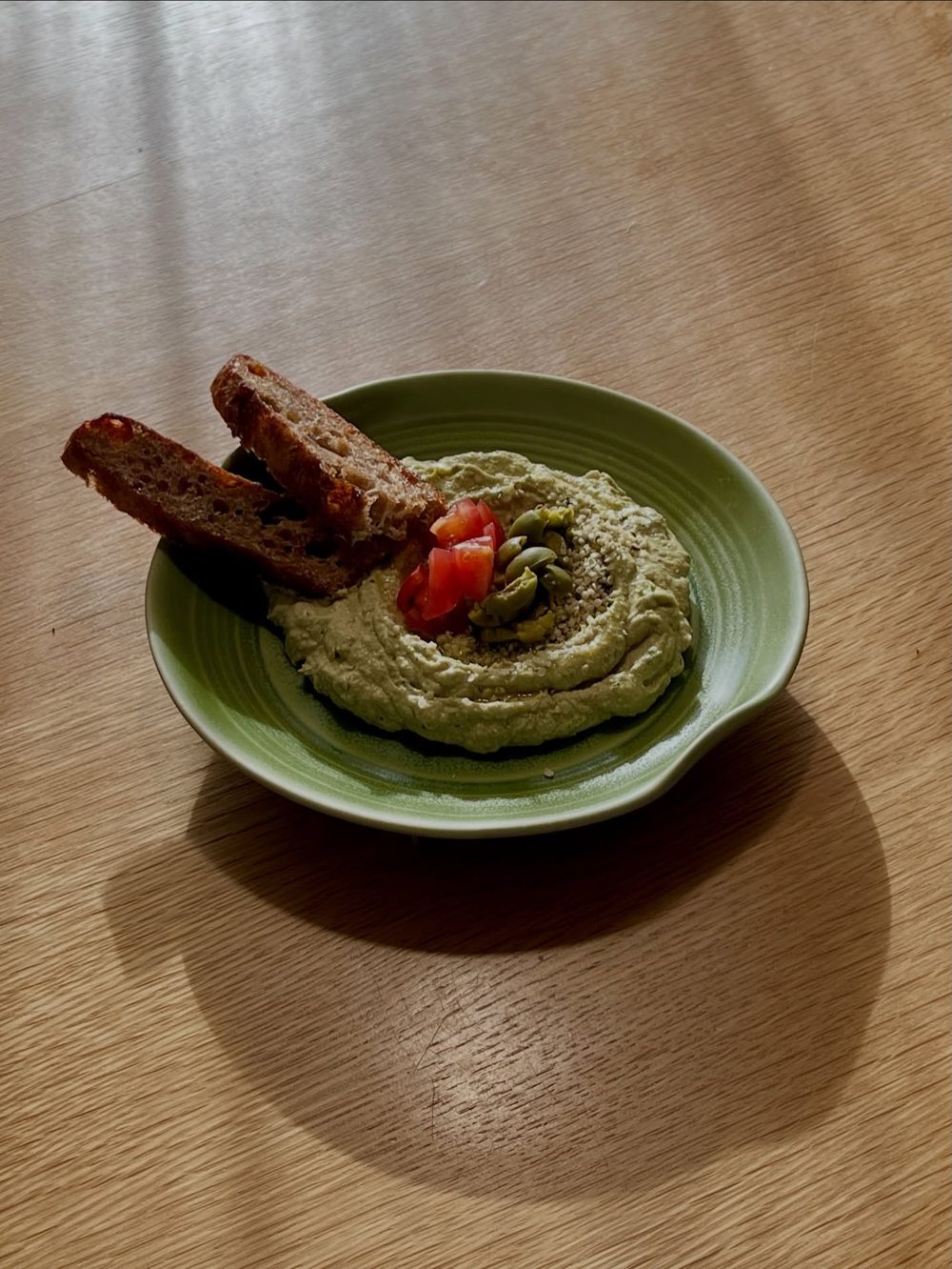 아보카도 올리브 스프레드와 통밀 슬랩 브레드 Avocado Spread and Whole Wheat Slab