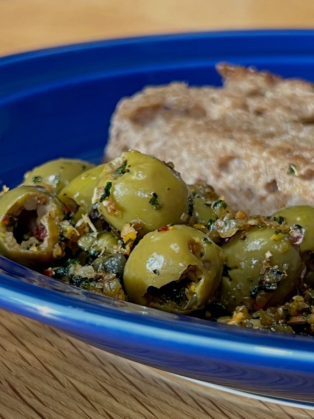허브 소떼 그린올리브 고트 치즈 슬랩 토스트 Herbs Saute Green Olive & Goat Chee