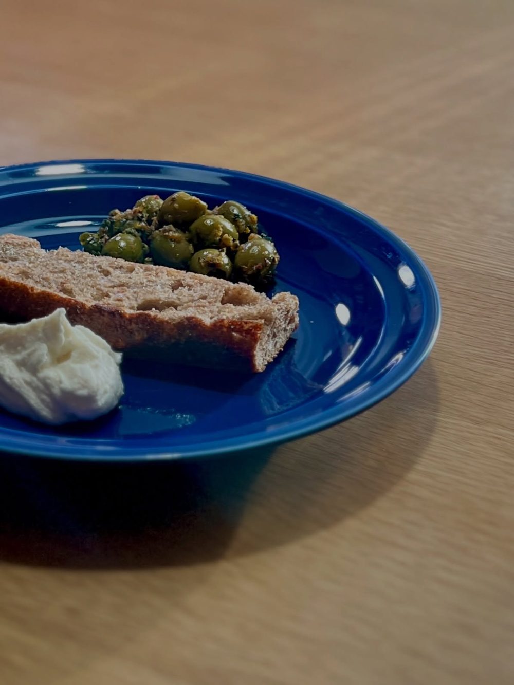 허브 소떼 그린올리브 고트 치즈 슬랩 토스트 Herbs Saute Green Olive & Goat Chee 4