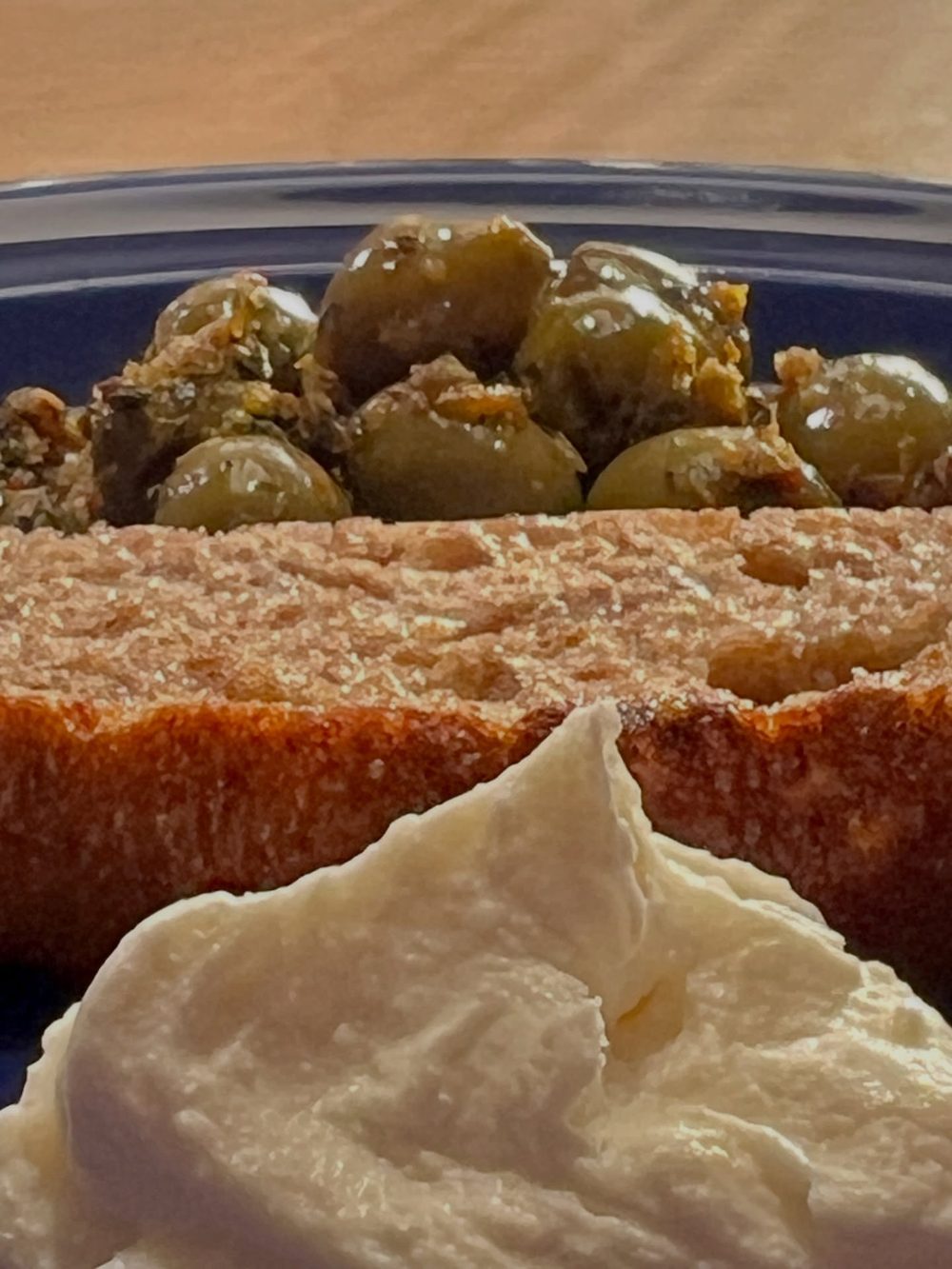 허브 소떼 그린올리브 고트 치즈 슬랩 토스트 Herbs Saute Green Olive & Goat Chee 5
