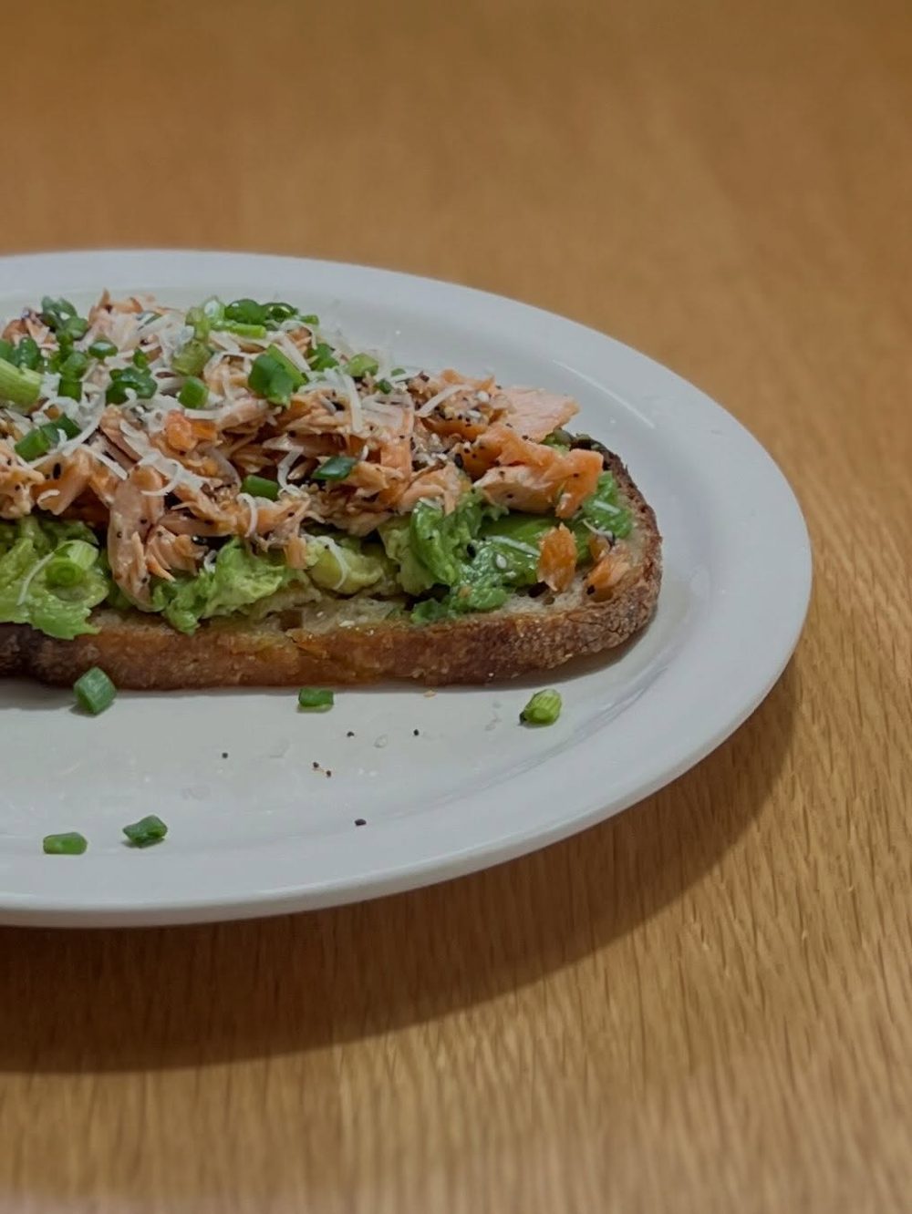 구운 연어 아보카도 사워도우 타르틴 Smash-Grilled Salmon Avocado Sourdough T