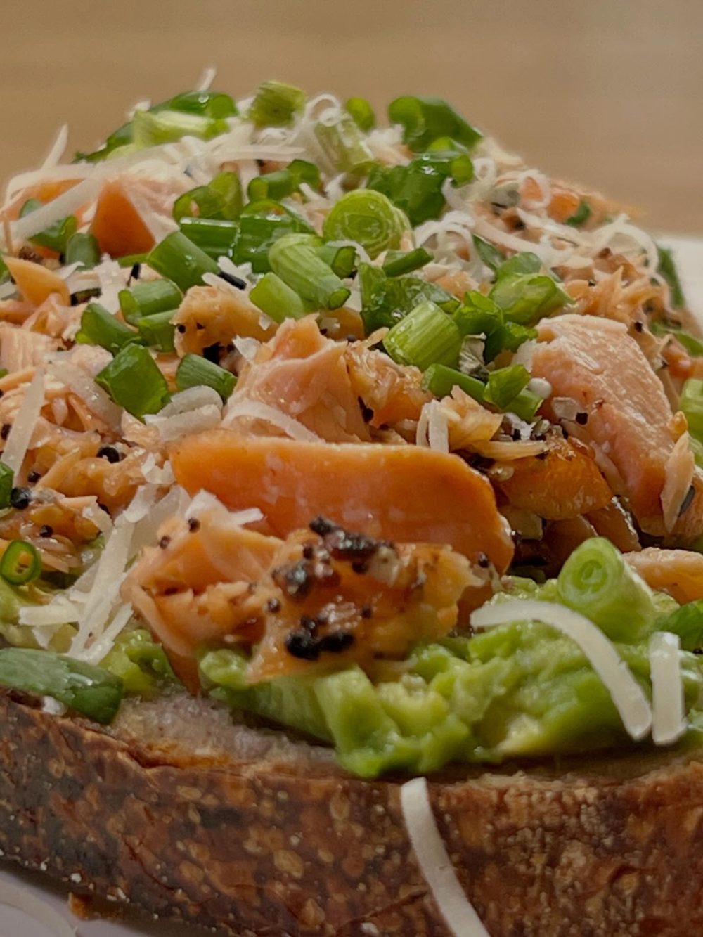 구운 연어 아보카도 사워도우 타르틴 Smash-Grilled Salmon Avocado Sourdough T 2