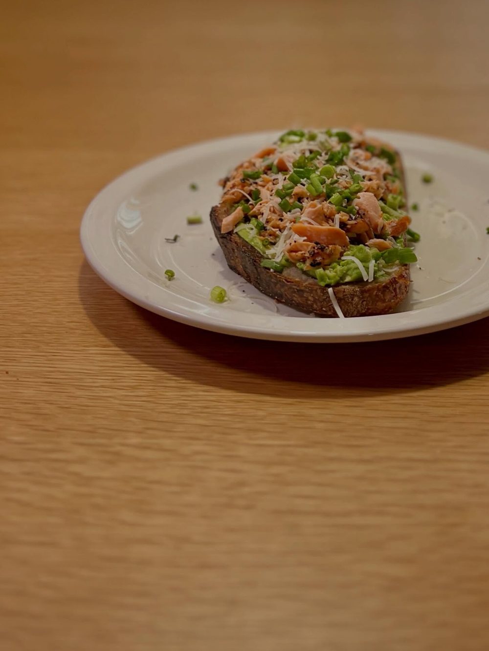 구운 연어 아보카도 사워도우 타르틴 Smash-Grilled Salmon Avocado Sourdough T 3