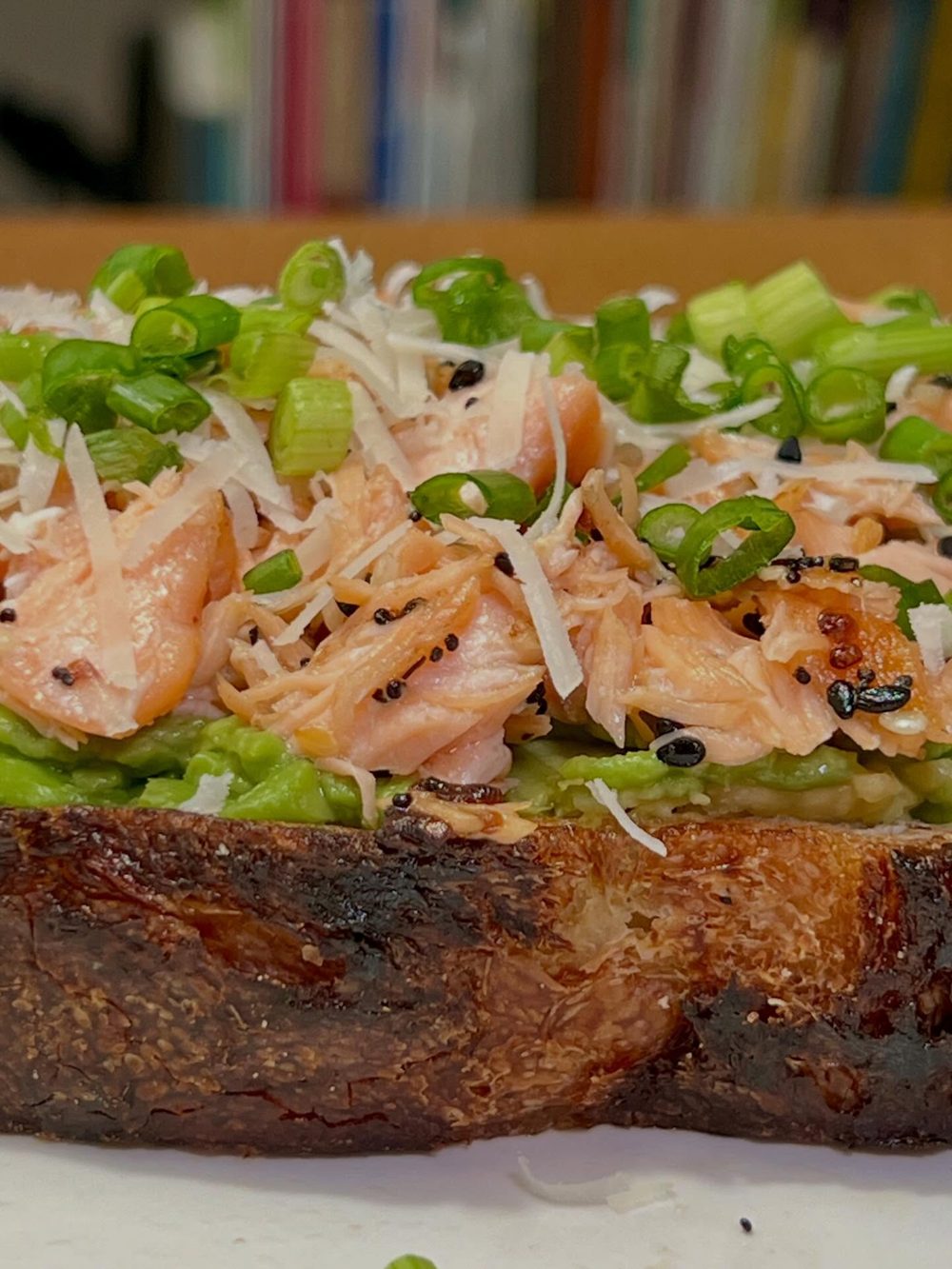 구운 연어 아보카도 사워도우 타르틴 Smash-Grilled Salmon Avocado Sourdough T 4