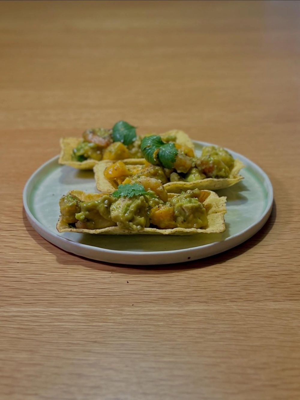 망고 쉬림프 샐러드를 얹은 타코 보트 Mango Shrimp Taco Boat