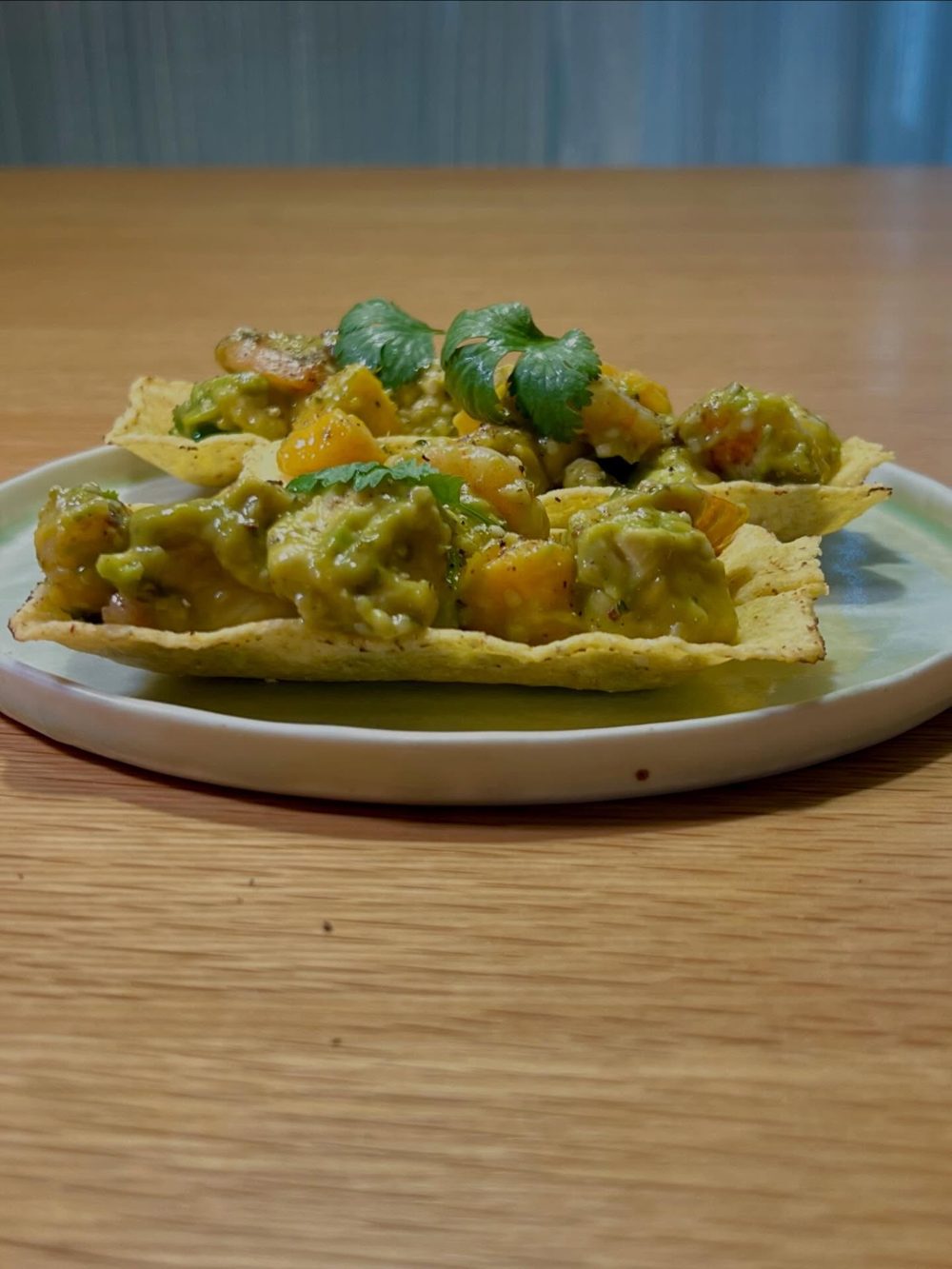 망고 쉬림프 샐러드를 얹은 타코 보트 Mango Shrimp Taco Boat 2
