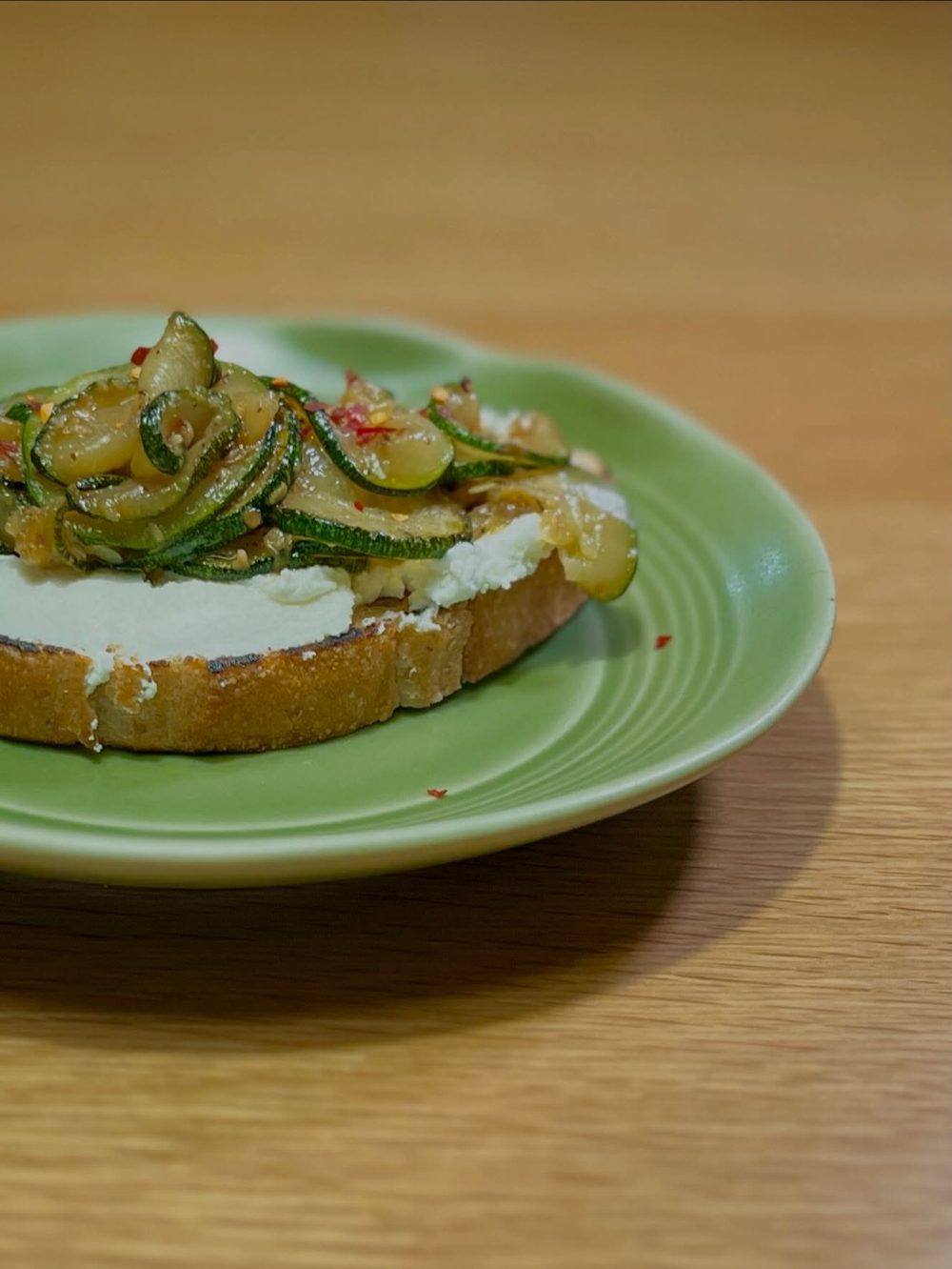 주키니 오픈 토스트 Rye Toast with jammy courgettes and Ricotta