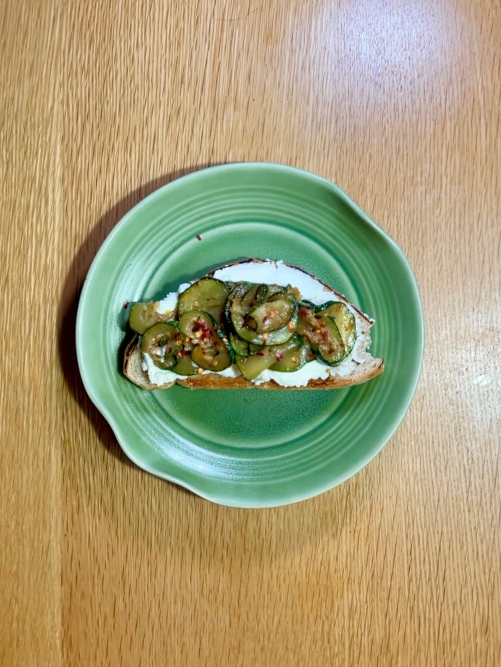 주키니 오픈 토스트 Rye Toast with jammy courgettes and Ricotta 2