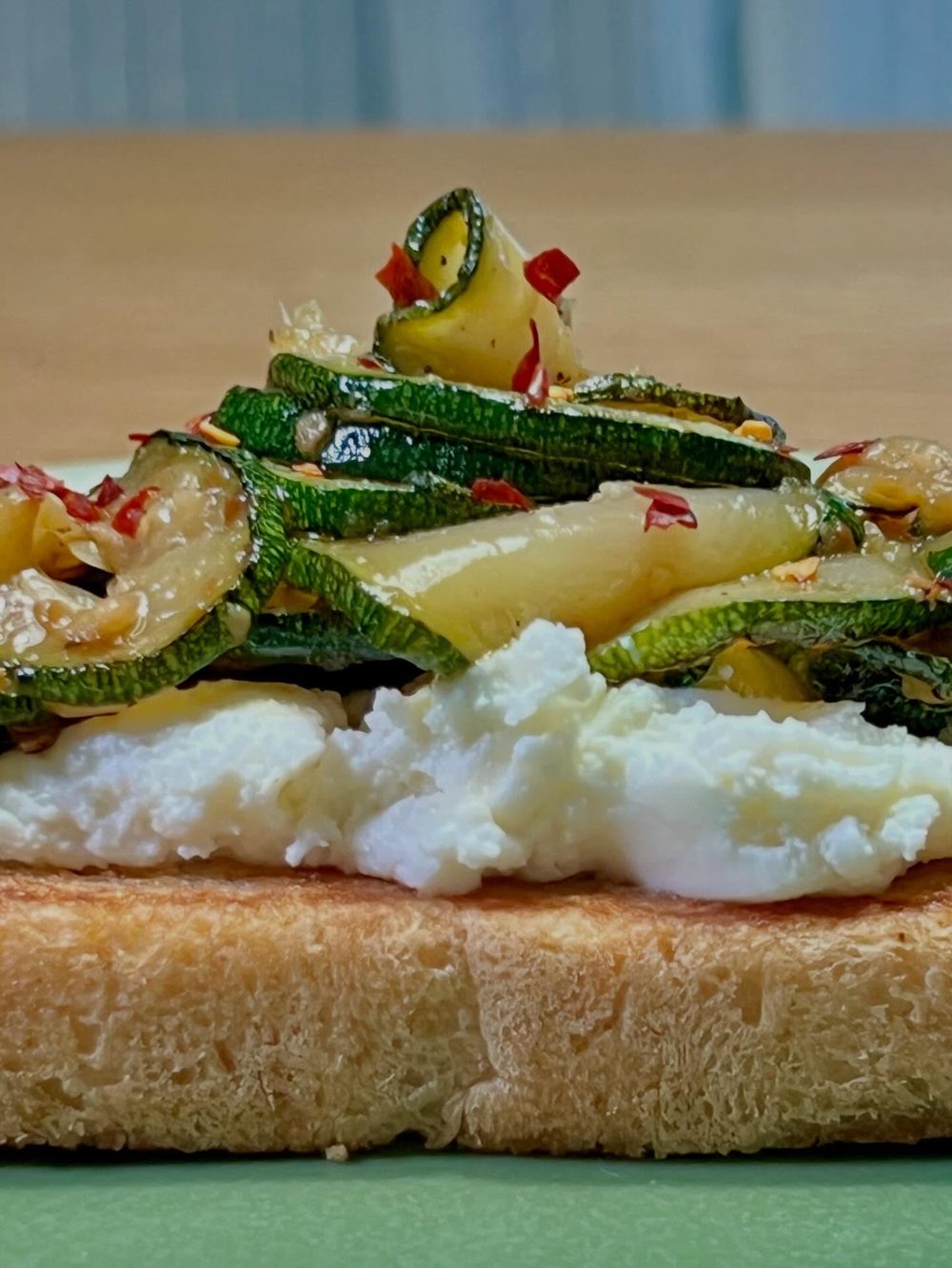 주키니 오픈 토스트 Rye Toast with jammy courgettes and Ricotta 3
