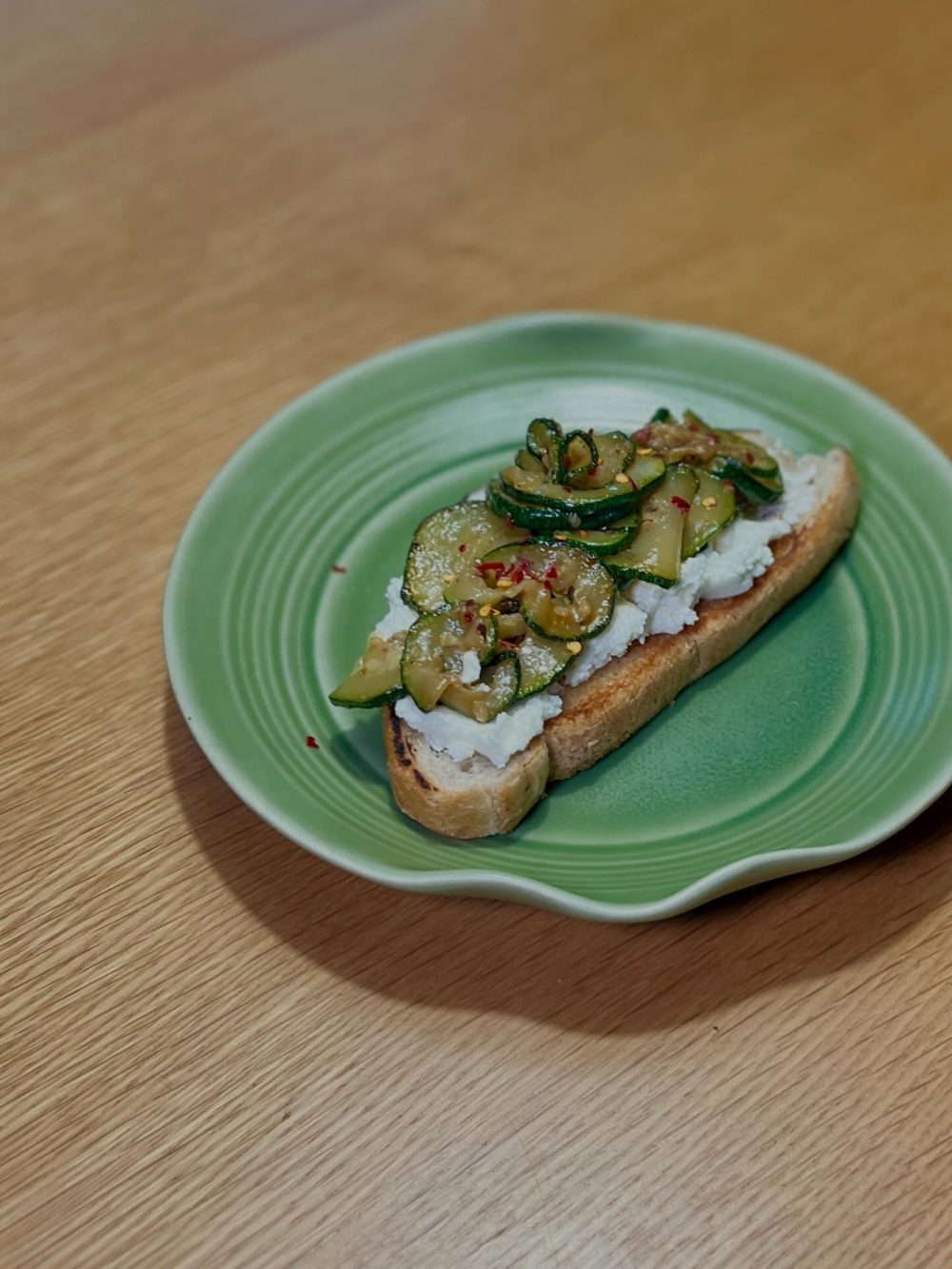 주키니 오픈 토스트 Rye Toast with jammy courgettes and Ricotta 4