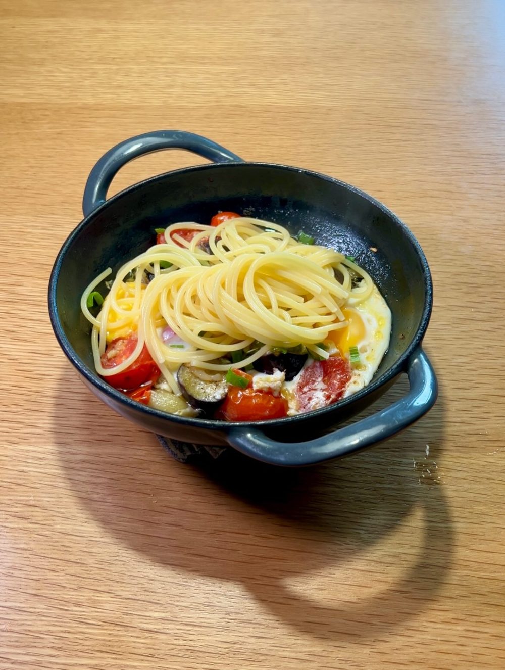 토마토와 가지를 넣은 감바스풍 알 아히요 Garlic Gambas-Style Veggie Egg Skille