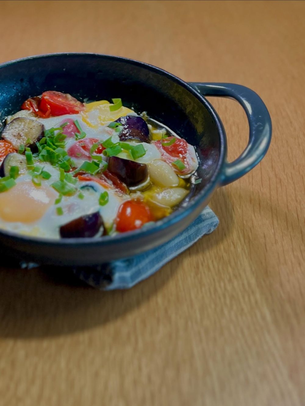토마토와 가지를 넣은 감바스풍 알 아히요 Garlic Gambas-Style Veggie Egg Skille 2