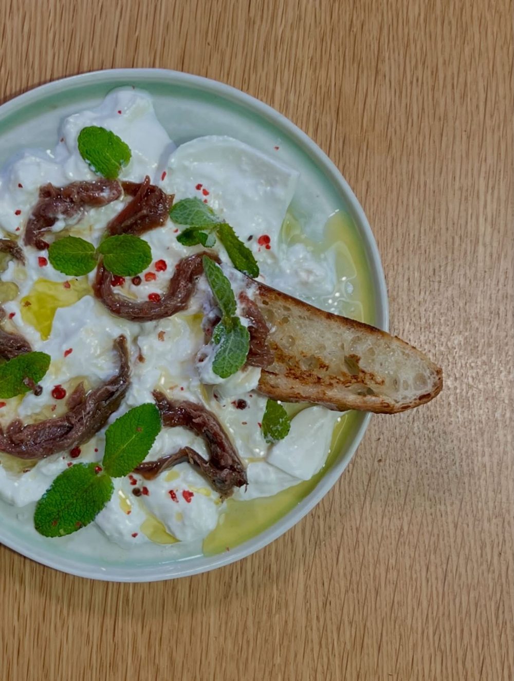 부라타 앤초비에 찍어먹는 사워도우 토스트 Burrata Anchovy Toast 3