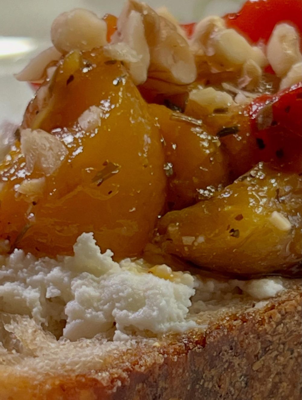 사워도우 토스트 Sourdough Toast with Marinated Paprika 2