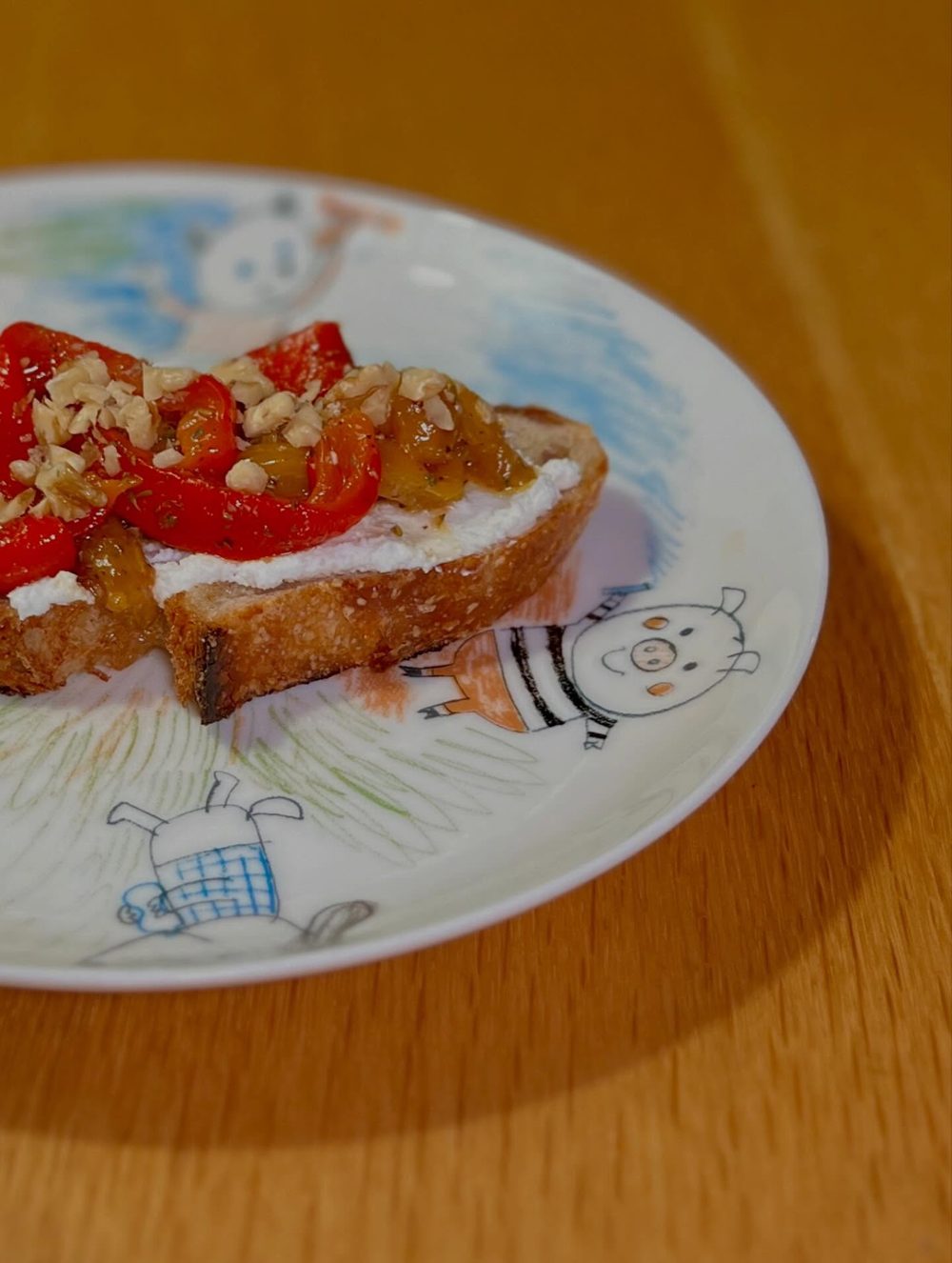 사워도우 토스트 Sourdough Toast with Marinated Paprika 3