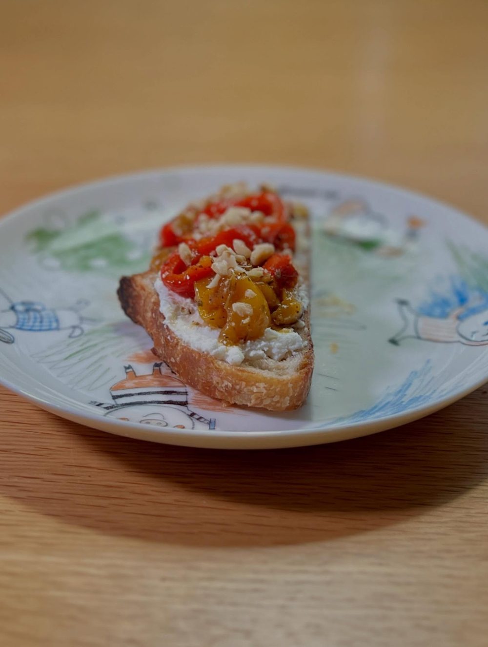 사워도우 토스트 Sourdough Toast with Marinated Paprika 4