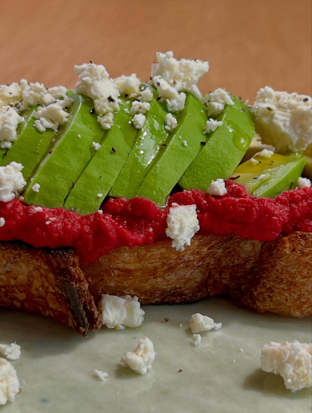 비트후무스와 아보카도를 곁들인 사워도우 토스트 Beet humus, avocado sourdough toas
