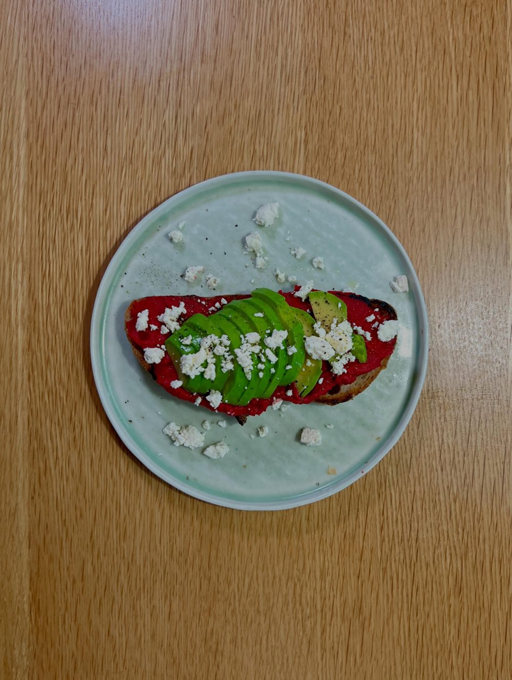 비트후무스와 아보카도를 곁들인 사워도우 토스트 Beet humus, avocado sourdough toas 2