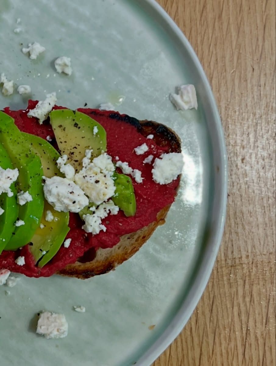 비트후무스와 아보카도를 곁들인 사워도우 토스트 Beet humus, avocado sourdough toas 3