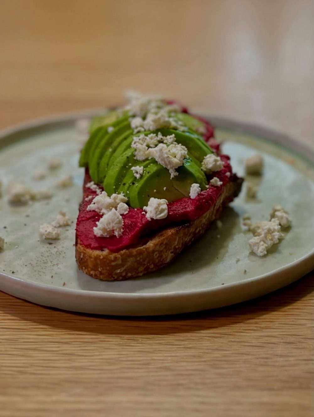 비트후무스와 아보카도를 곁들인 사워도우 토스트 Beet humus, avocado sourdough toas 4