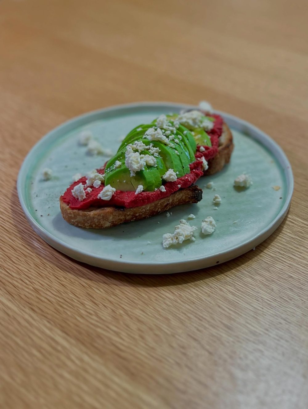 비트후무스와 아보카도를 곁들인 사워도우 토스트 Beet humus, avocado sourdough toas 5