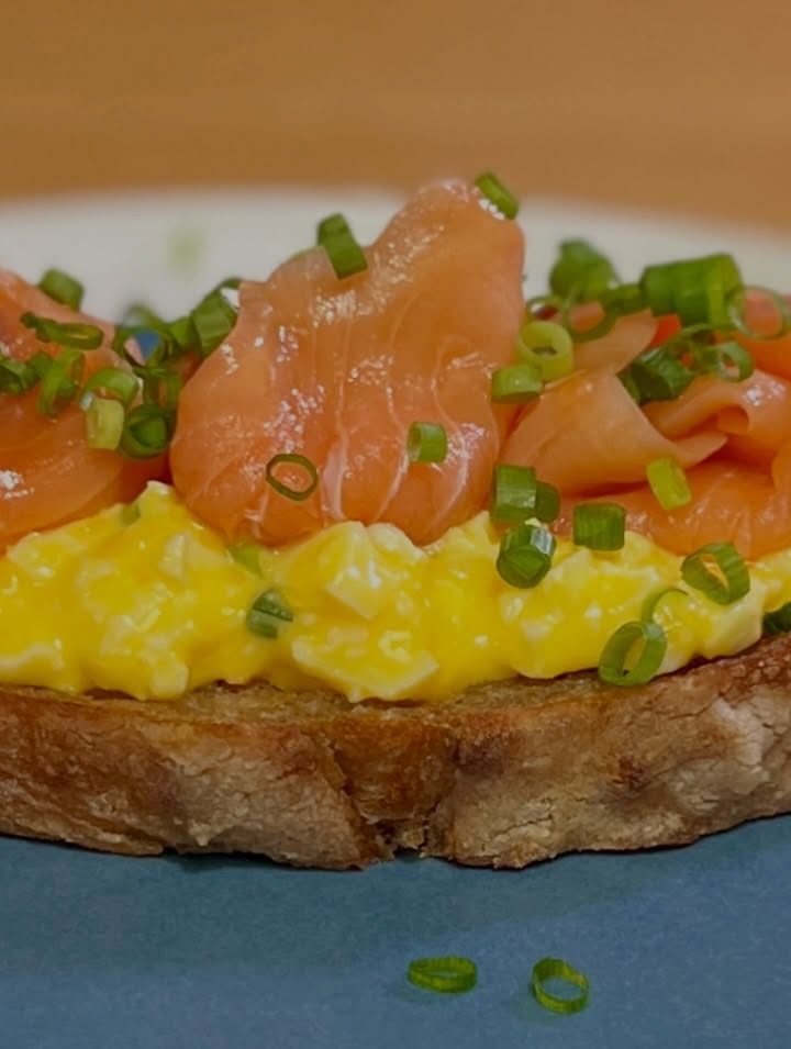 훈제연어 사워도우 토스트 Smoked Salmon Sourdough Toast 5