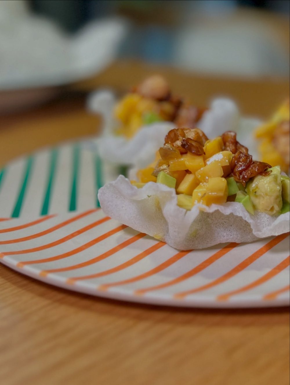 망고 아보카도 템페 크리스피 롤 Mango Avocado Tempeh Crispy Roll