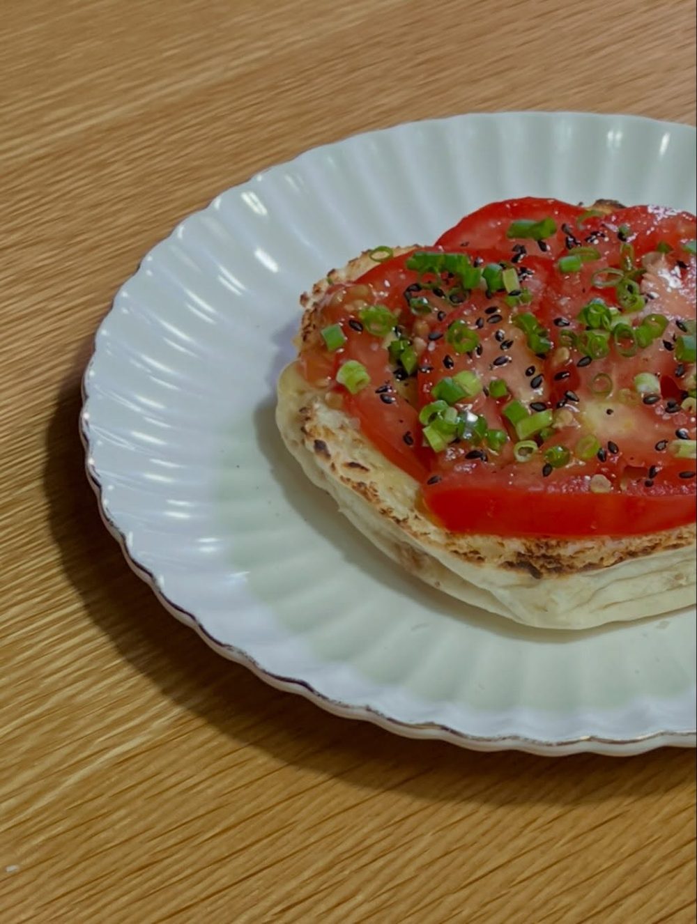 타히니 토마토 베이글 Tahini Tomato Bagel 탕종 발효 덕분에 쫄깃함은 사라지고 부드러운 식감만