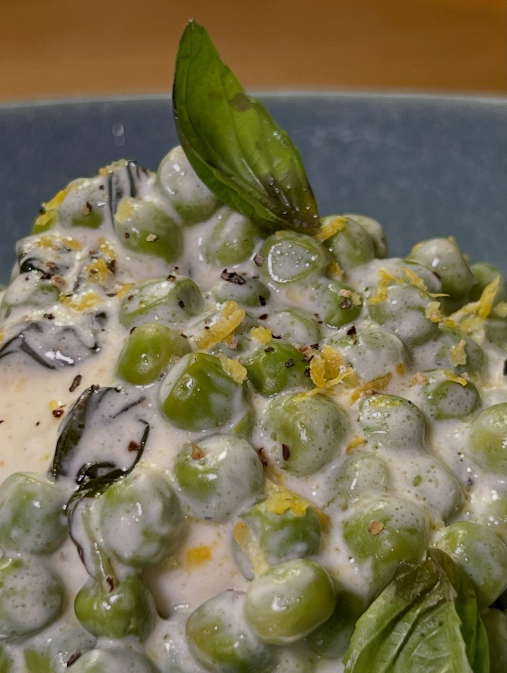 정도 부라타 완두콩을 얹은 사워도우 토스트 Sourdough toast with burrata and gre 4