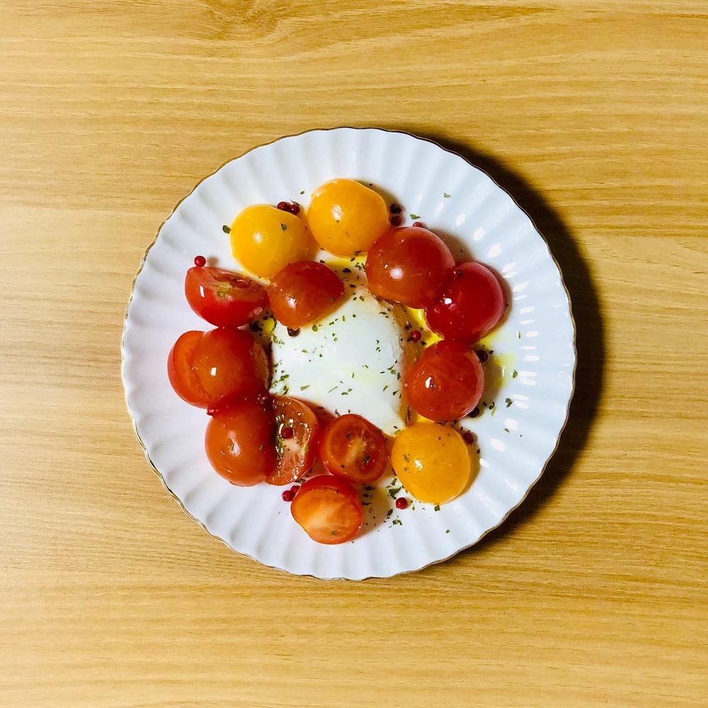 토마토모짜렐라샐러드 무민 모닝리추얼