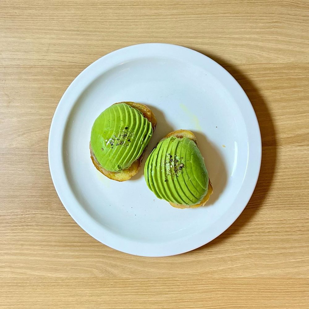 아보카도크로스티니 아보카도 마리네이드토마토