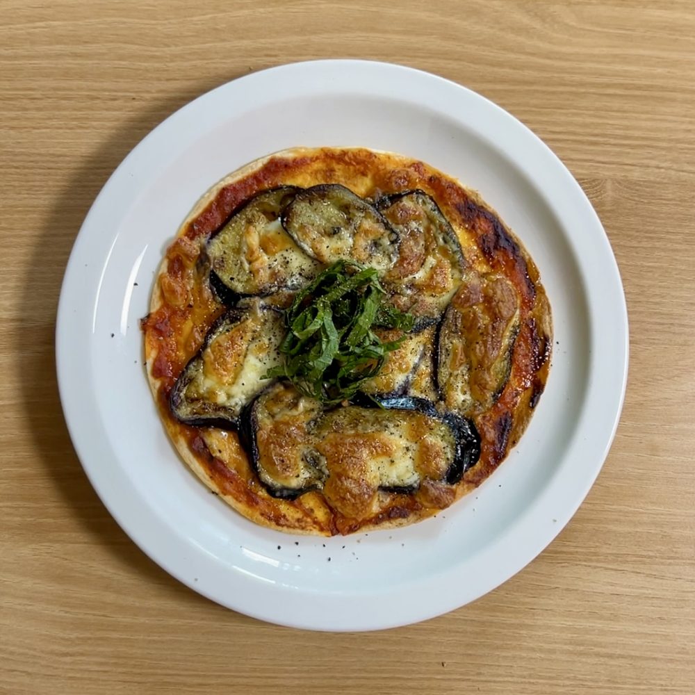 깻잎으로 향을 낸 가지 피자