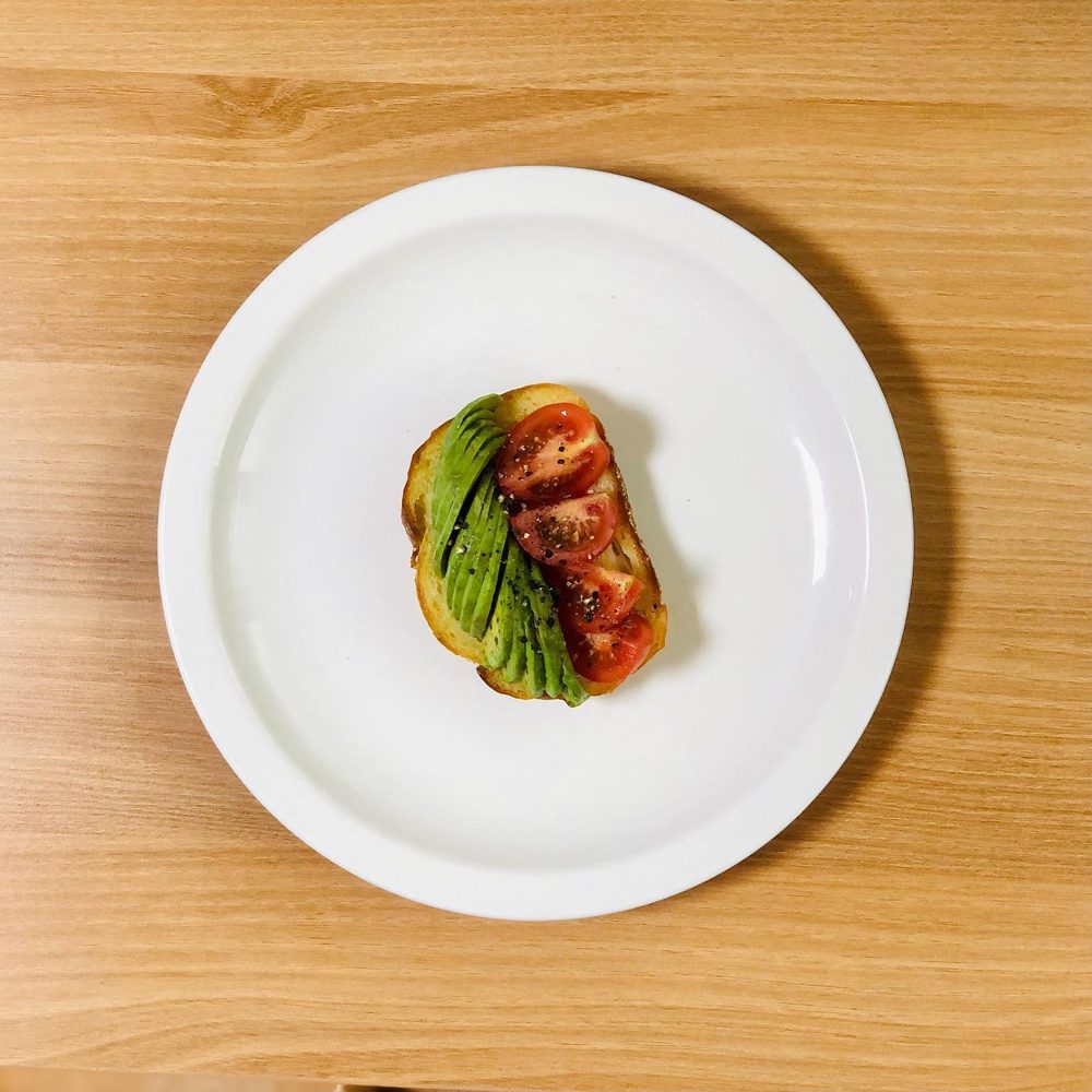 오픈샌드위치 아보카도 방울토마토